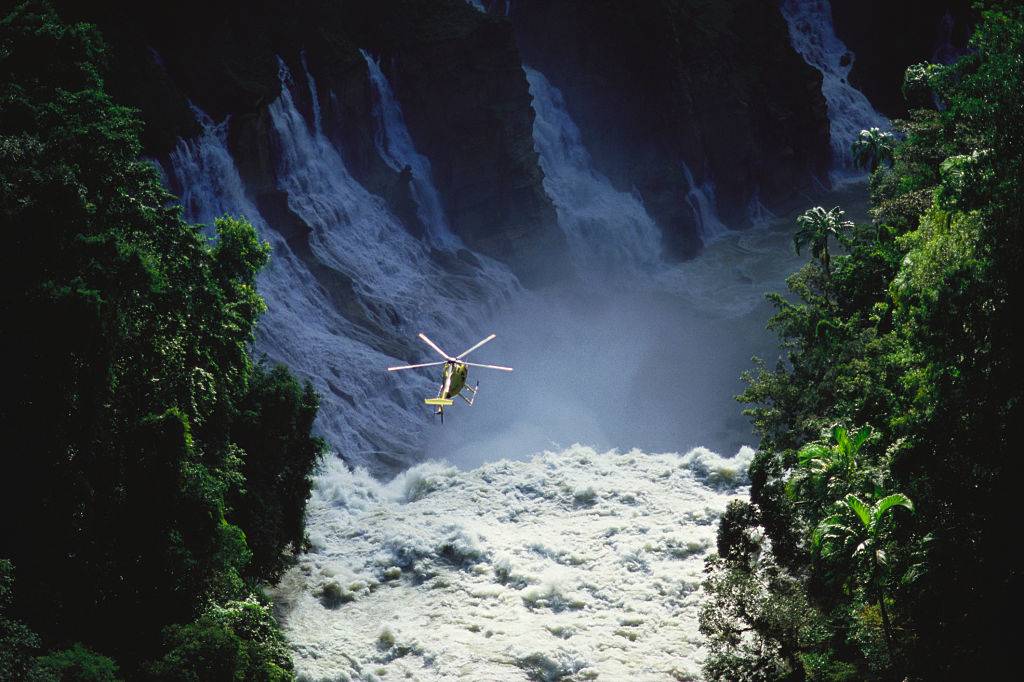 L'hélicoptère affrété par Chevron s'enfile sur la rivière Mubi en volée dans les hautes terres de Papouasie-Nouvelle-Guinée