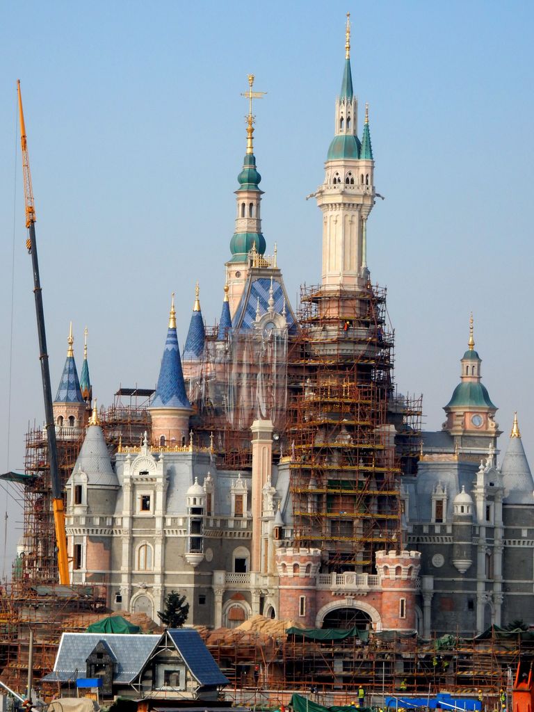 https://www.gettyimages.co.uk/detail/news-photo/view-of-the-disney-resort-under-construction-on-december-26-news-photo/502479420? adppopup=vrai