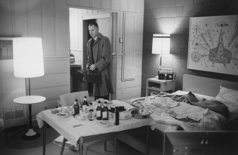 https://www.gettyimages.co.uk/detail/news-photo/agent-inspecting-lake-tahoe-room-from-which-frank-sinatra-news-photo/50375638