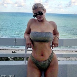 Kylie Jenner montre son corps post-bébé en bikini métallique pendant ses vacances à Miami