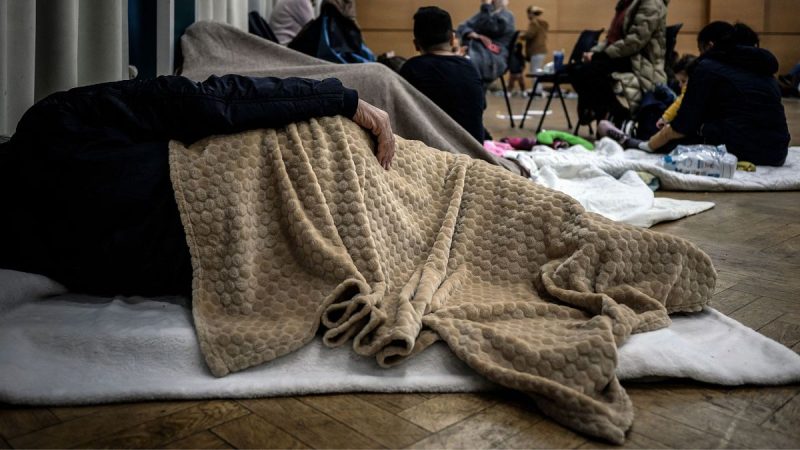 Vivre avec 18 € par jour : les femmes les plus touchées à mesure que la pauvreté en France s’aggrave